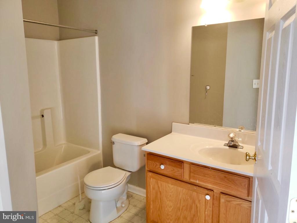 112 Raintree Crossing Hatfield, PA 19440 - Photo 9 of 14 Large hallway bath room on 2nd fl