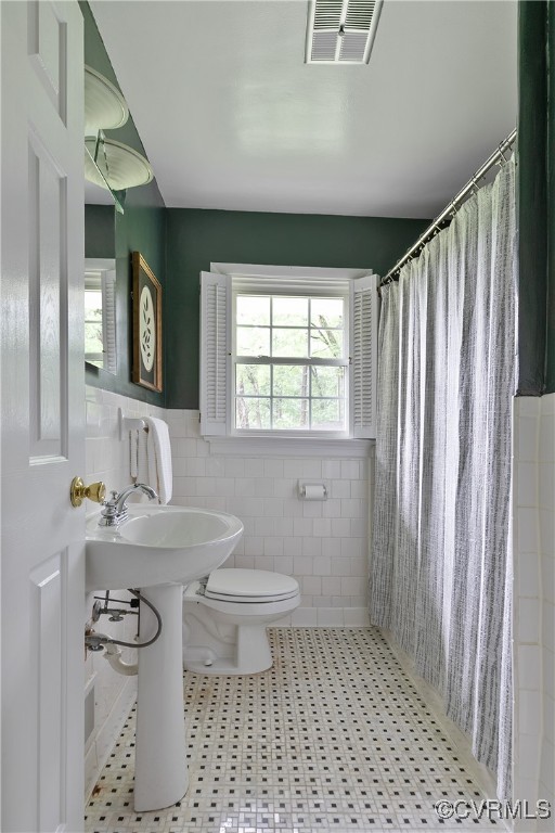 7660 Cherokee Road Richmond, VA 23225 - Photo 27 of 36 a bathroom with a sink a toilet a mirror and shower