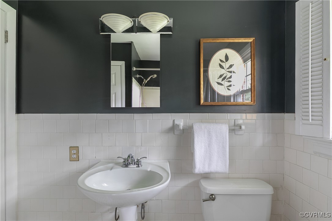 7660 Cherokee Road Richmond, VA 23225 - Photo 28 of 36 a bathroom with a toilet sink and mirror
