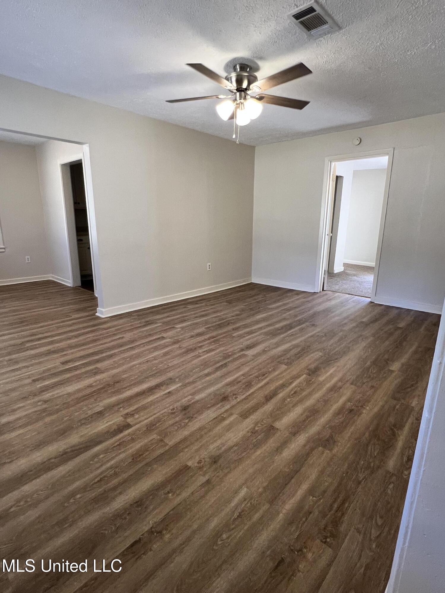 301 Cooper Road Jackson, MS 39212 - Photo 2 of 15 Living/Family Room