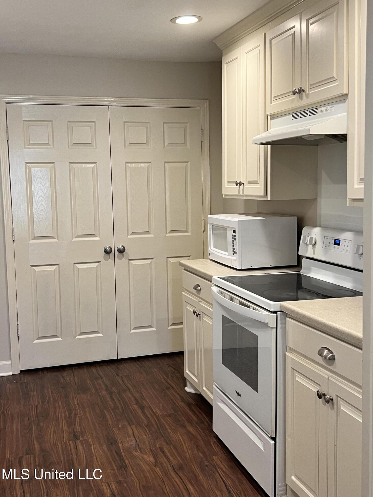 301 Cooper Road Jackson, MS 39212 - Photo 9 of 15 Kitchen