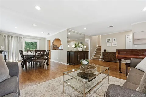 $1,385,000 | 33 Pell Terrace, Garden City, NY 11530