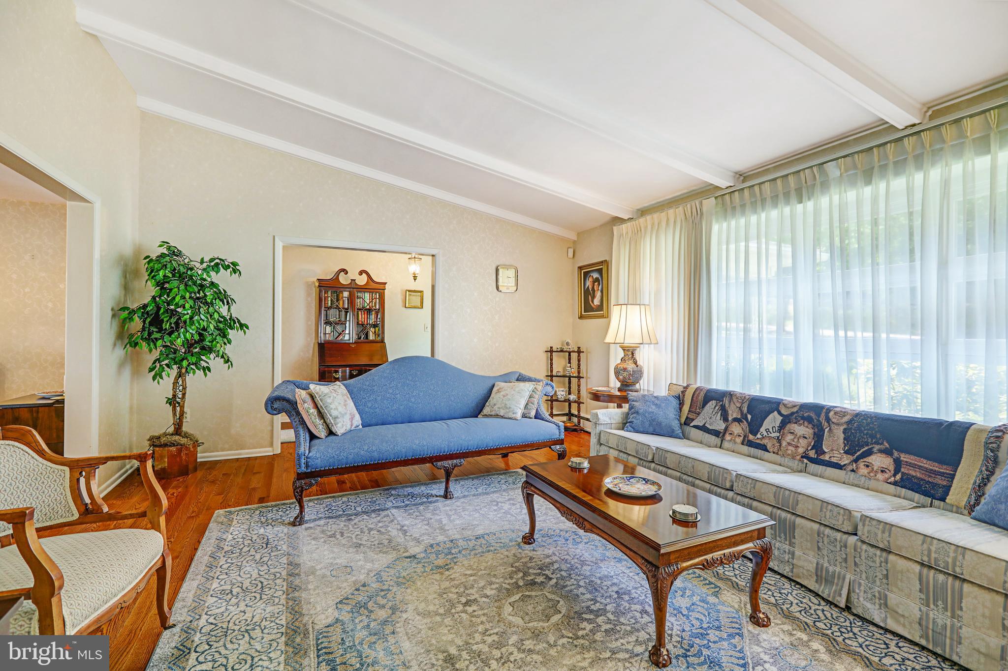 824 Windsor Road Cumberland, MD 21502 - Photo 10 of 28 Spacious formal LR features vaulted ceiling!