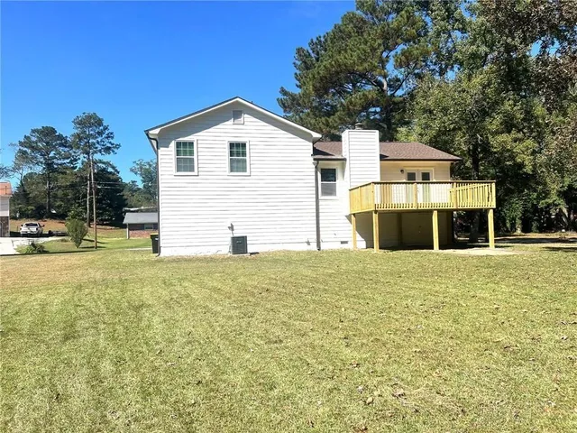 a view of a house with a yard