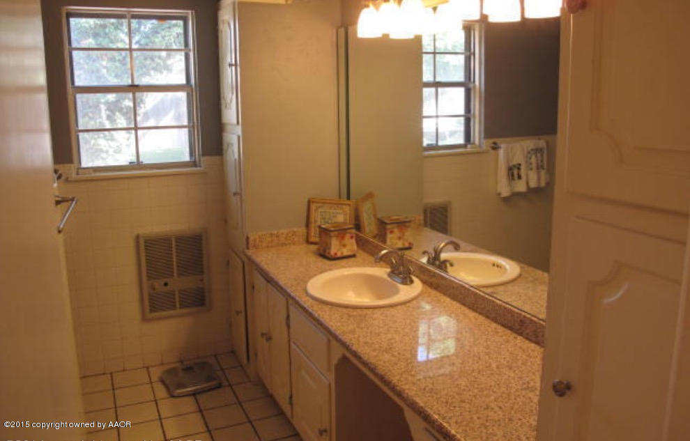 6217 Hanson Road Amarillo, TX 79106 - Photo 9 of 17 Master Hall bath Hanson
