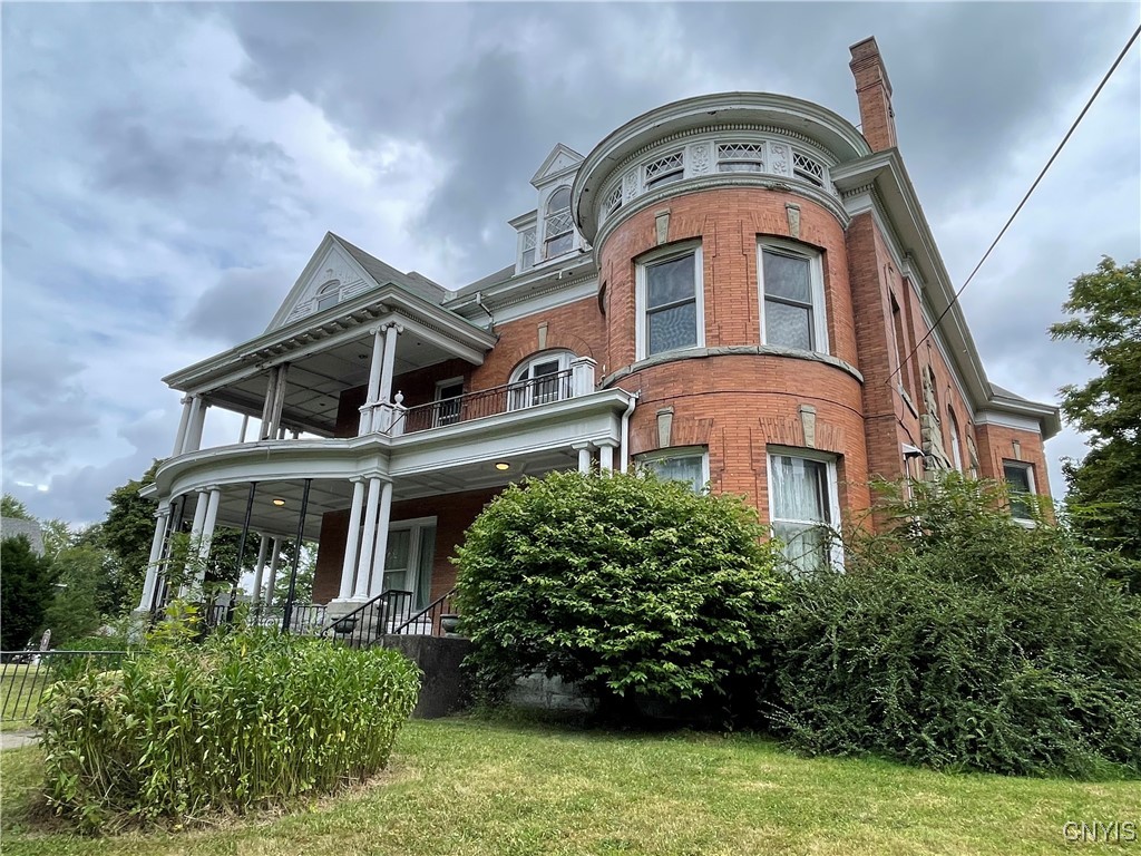 702 Danforth Street Syracuse, NY 13208 - Photo 4 of 32