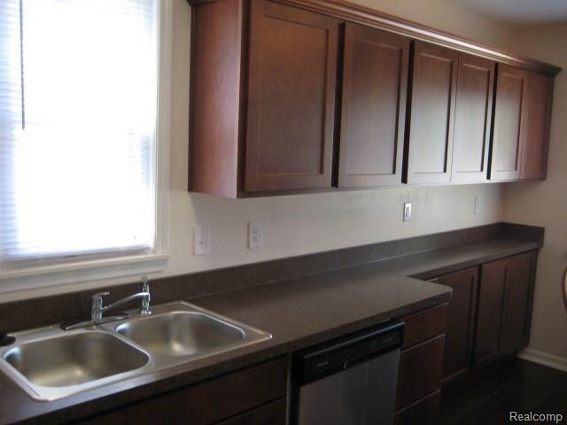 6565 Pelham Road Allen Park, MI 48101 - Photo 7 of 15 IMG_4443.JPG