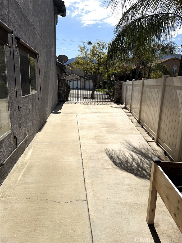 873 Greenridge Road Corona, CA 92882 - Photo 5 of 30 a view of balcony with two chairs