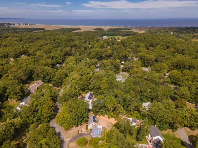 a view of a house with backyard and garden