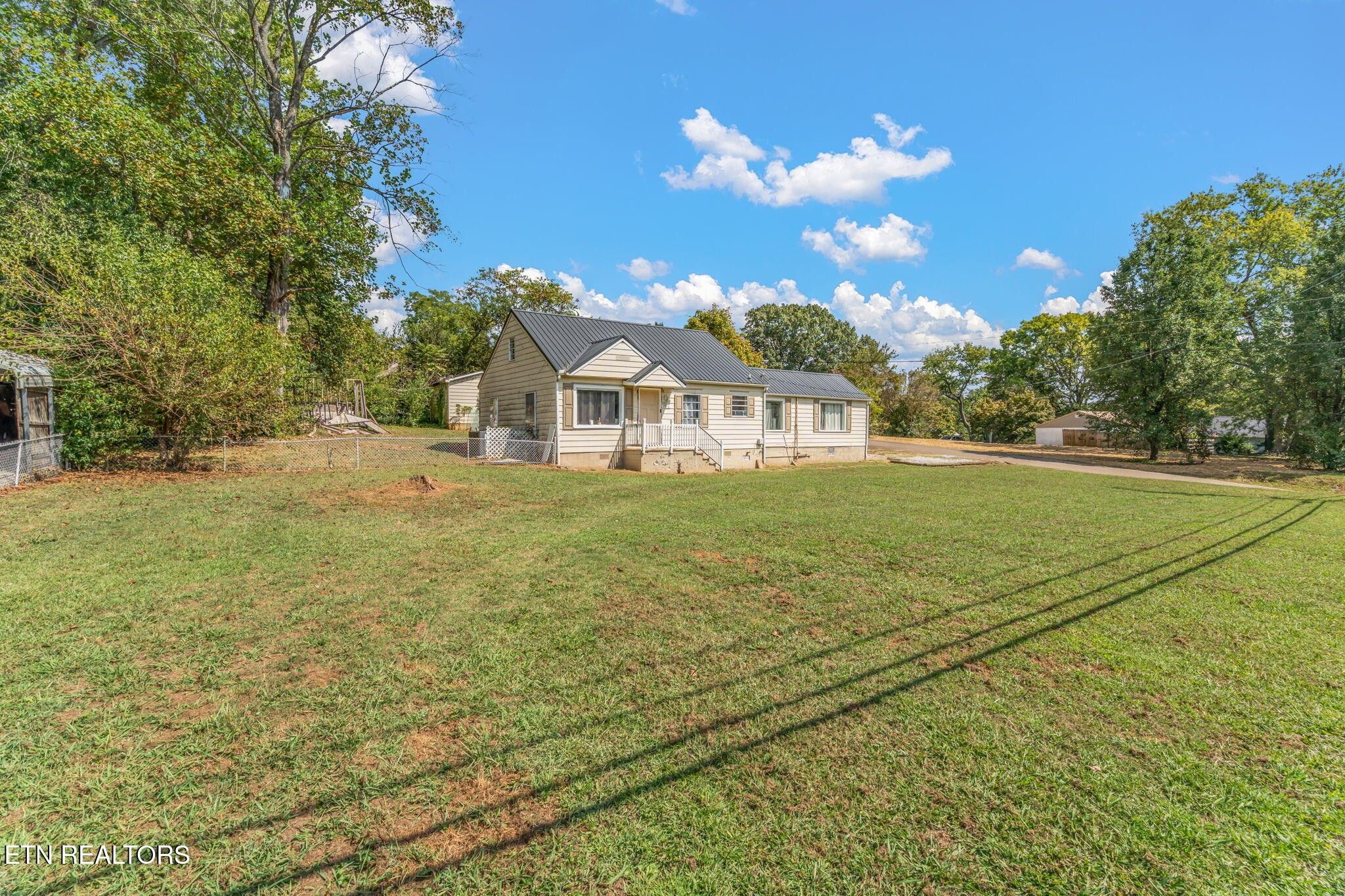 1516 Spring Hill Road Knoxville, TN 37914 - Photo 4 of 32 Gallery Image 4