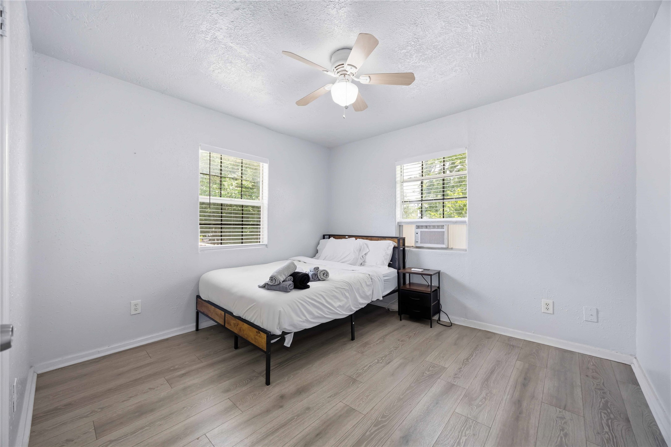 6726 Burkett Street Houston, TX 77021 - Photo 11 of 18 a living room with furniture and a window