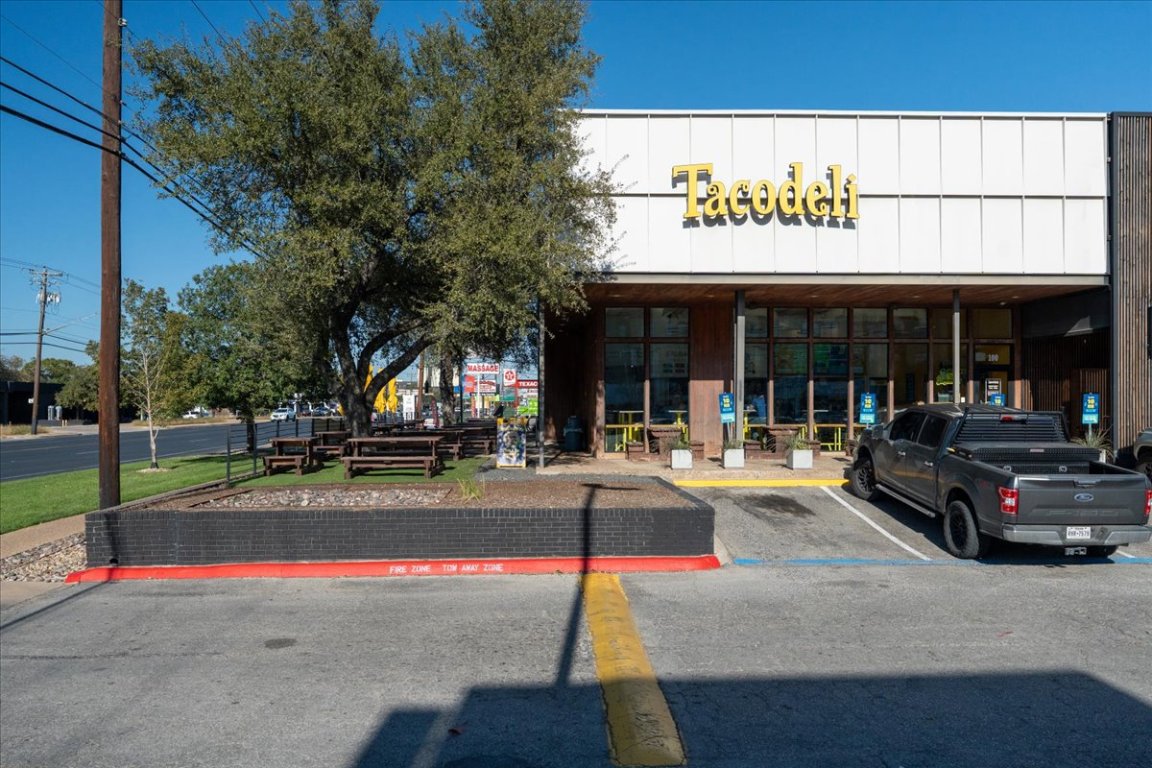 2104 Cullen Avenue, Unit 7204 Austin, TX 78757 - Photo 37 of 40 Because it’s Crestview, you’ll always have walkable taco choices just around the corner.