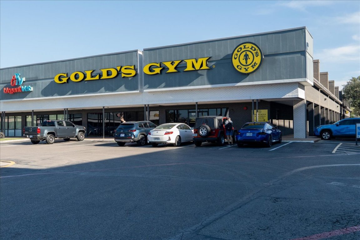 2104 Cullen Avenue, Unit 7204 Austin, TX 78757 - Photo 38 of 40 After tacos, walk to the gym!