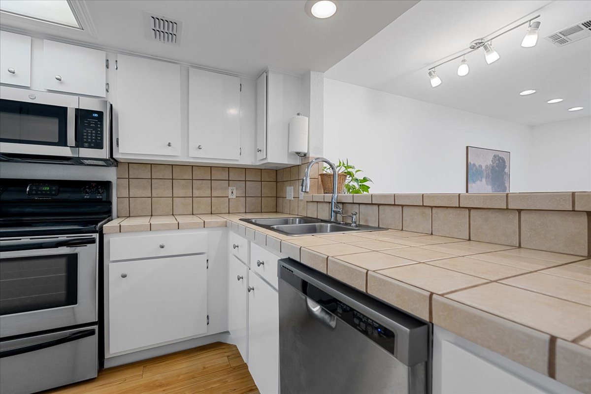 2104 Cullen Avenue, Unit 7204 Austin, TX 78757 - Photo 9 of 40 a kitchen that has a sink and a stove in it