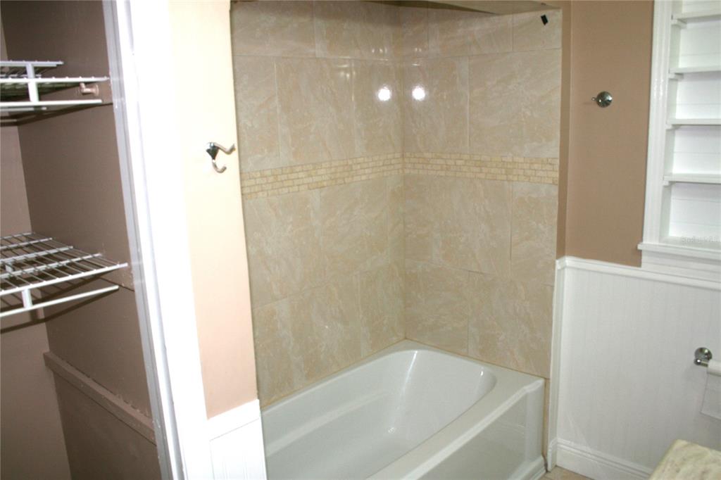 8006 North Rome Avenue Tampa, FL 33604 - Photo 12 of 43 a bathroom with a bathtub