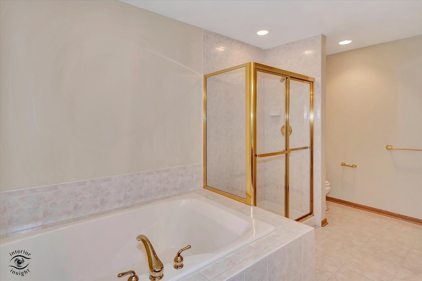 19612 Waterford Lane Mokena, IL 60448 - Photo 14 of 28 a bathroom with a bathtub and a shower
