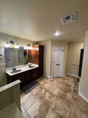 $2,300 | 220 Derek Lane, Jarrell, TX 76537