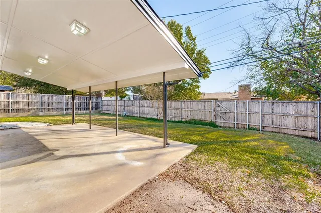 a view of a backyard