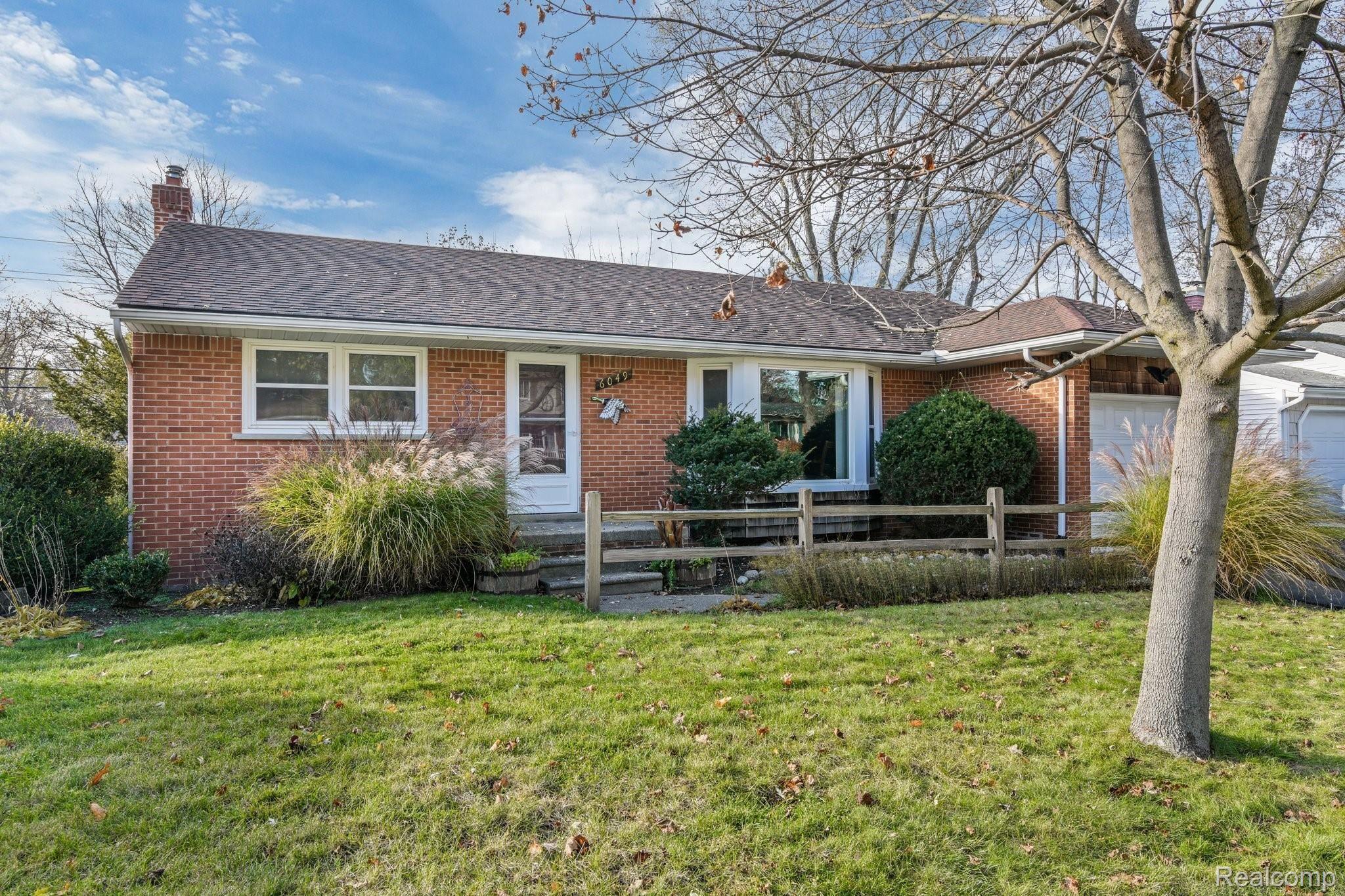 6049 Sunnydale Road Clarkston, MI 48346 - Photo 3 of 36 3-web-or-mls-6049 Sunndydale Rd - Independence Twp0028.jpg