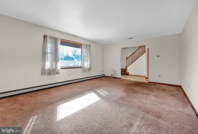 a view of empty room with window