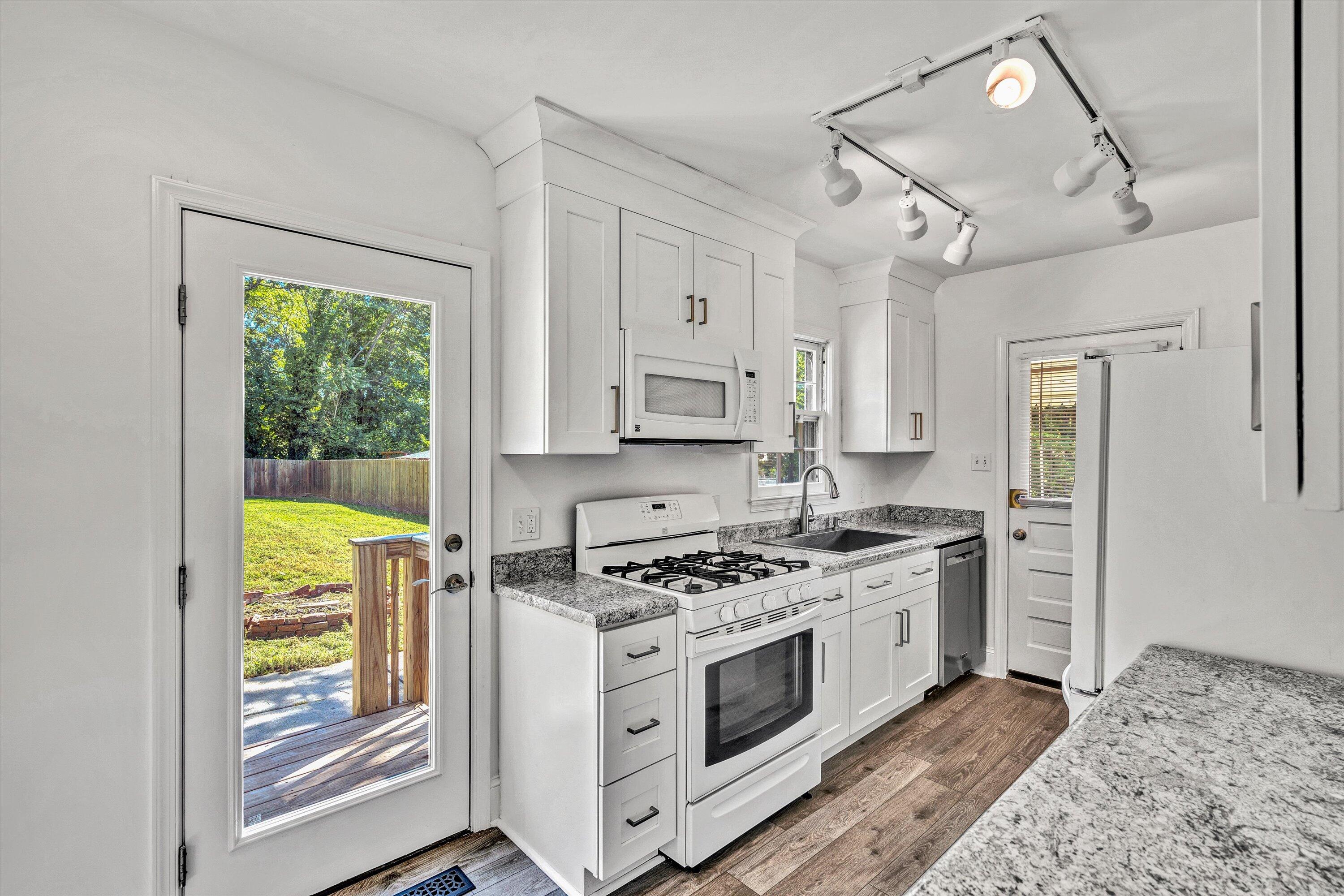 2612 Weaver Road Southwest Roanoke, VA 24015 - Photo 3 of 23 05-DSC09104