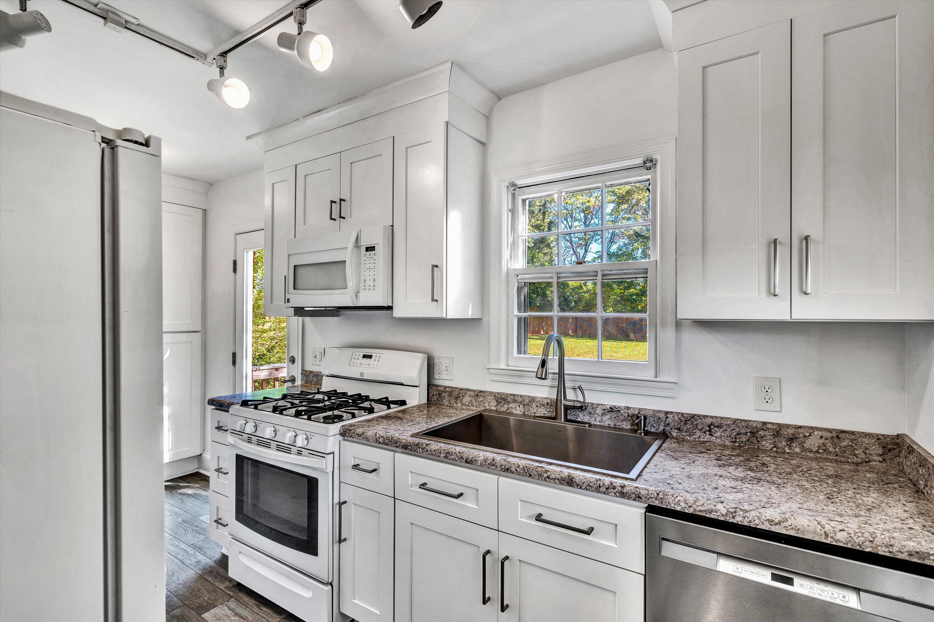 2612 Weaver Road Southwest Roanoke, VA 24015 - Photo 5 of 23 07-DSC09113