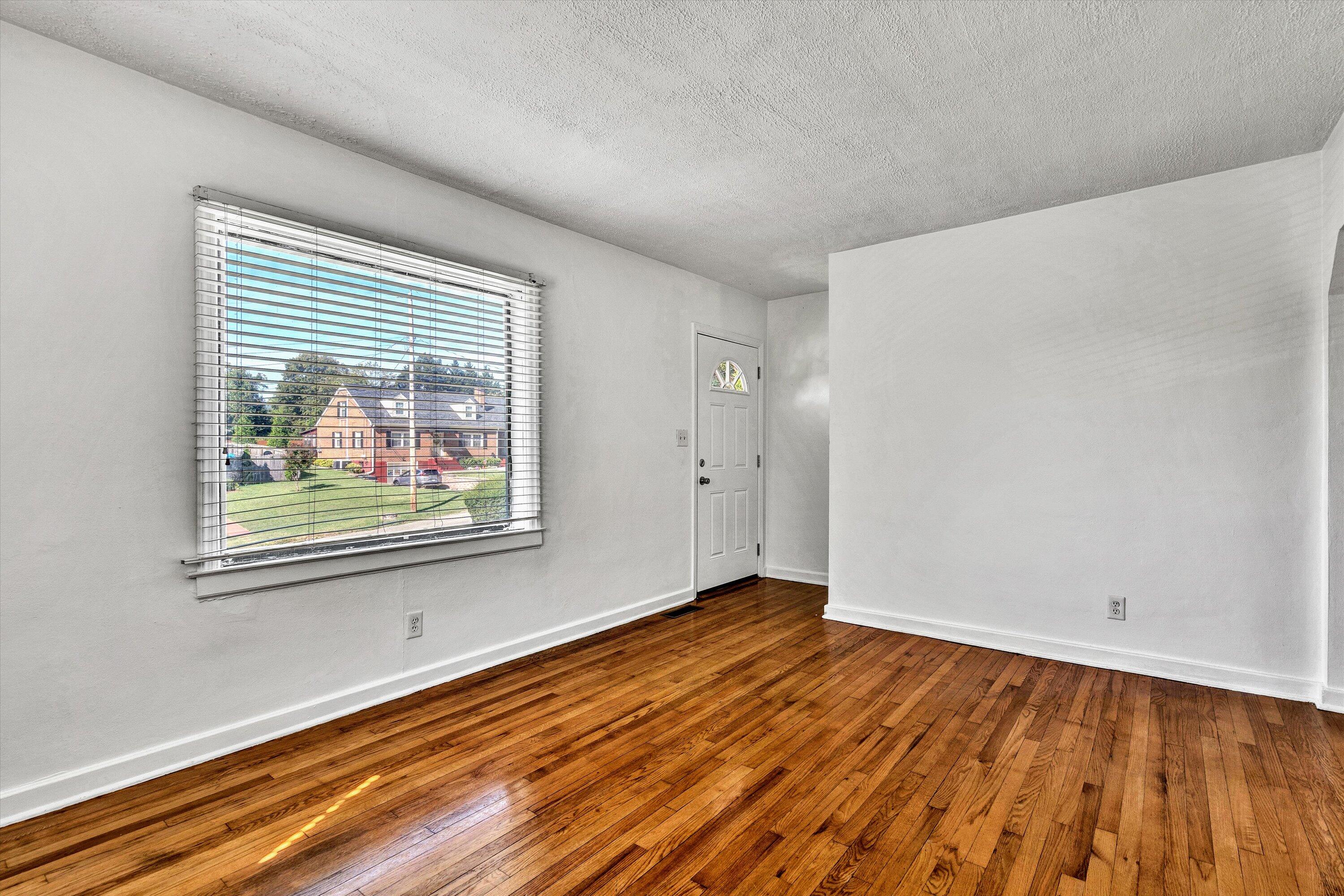 2612 Weaver Road Southwest Roanoke, VA 24015 - Photo 7 of 23 03-DSC09098