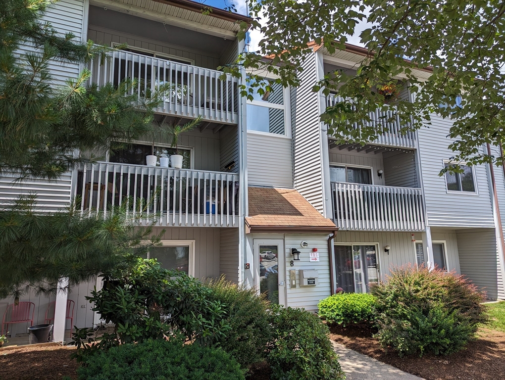 809 Franklin Crossing Road, Unit 809 Franklin, MA 02038 - Photo 1 of 15 a front view of a house with a garden