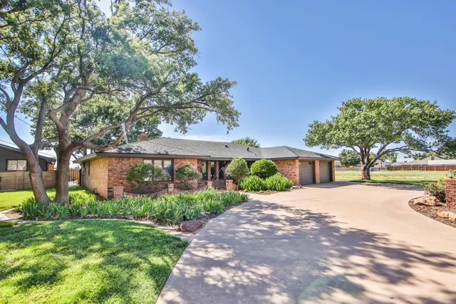 $355,000 | 400 North Sherman Avenue, Levelland, TX 79336