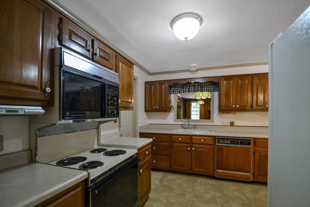 1514 Ivy Road Memphis, TN 38117 - Photo 11 of 30 a kitchen with a stove and a microwave