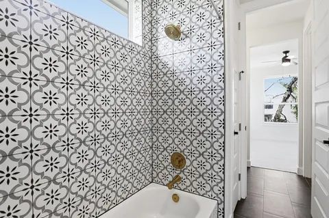 $1,325,000 | 2301 East 10th Street, Austin, TX 78702