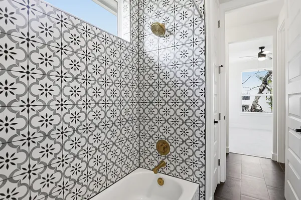 $1,325,000 | 2301 East 10th Street, Austin, TX 78702