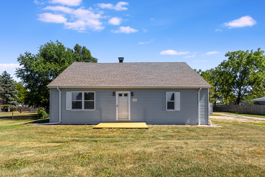 25265 South Chicago Road Elwood, IL 60421 - Photo 1 of 16 a house with a outdoor space