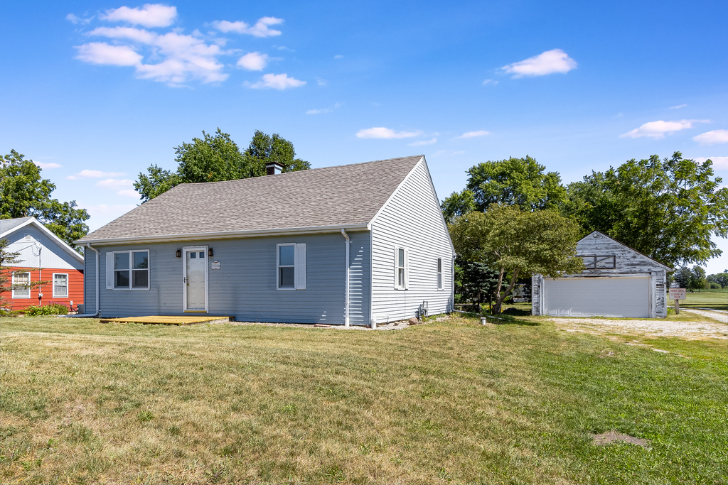 25265 South Chicago Road Elwood, IL 60421 - Photo 2 of 16 a front view of house with yard and trees in the background