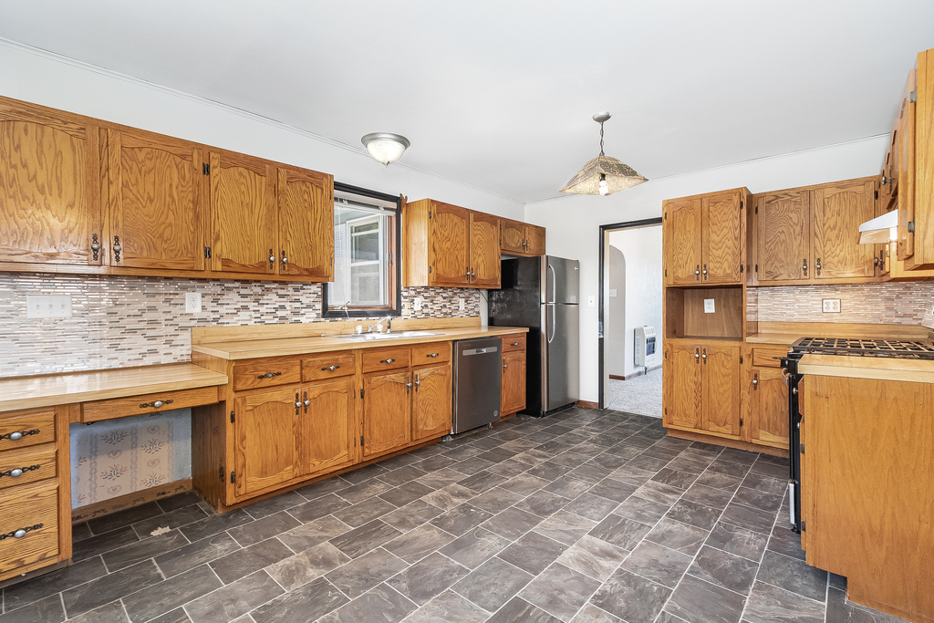 25265 South Chicago Road Elwood, IL 60421 - Photo 6 of 16 a kitchen with a sink cabinets and window