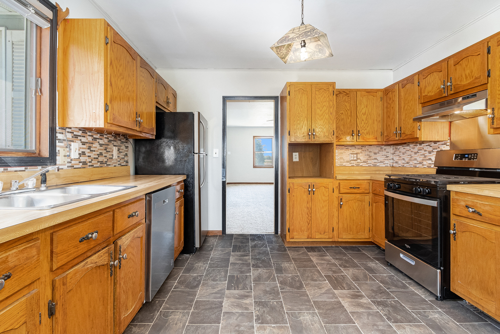 25265 South Chicago Road Elwood, IL 60421 - Photo 8 of 16 a kitchen with a sink stove and refrigerator