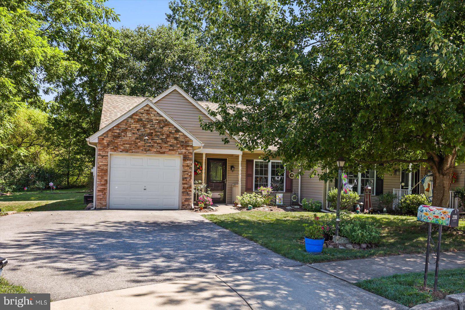 2310 Daisy Road York, PA 17402 - Photo 4 of 36