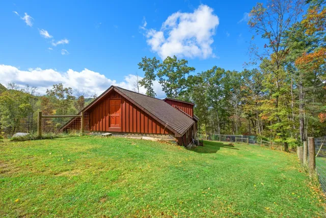 a view of entryway with storage