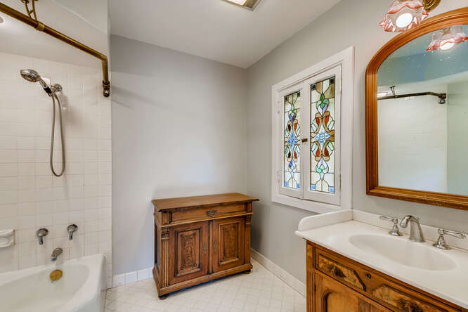 321 North Delaplaine Road Riverside, IL 60546 - Photo 33 of 52 a bathroom with a sink a vanity and a bathtub