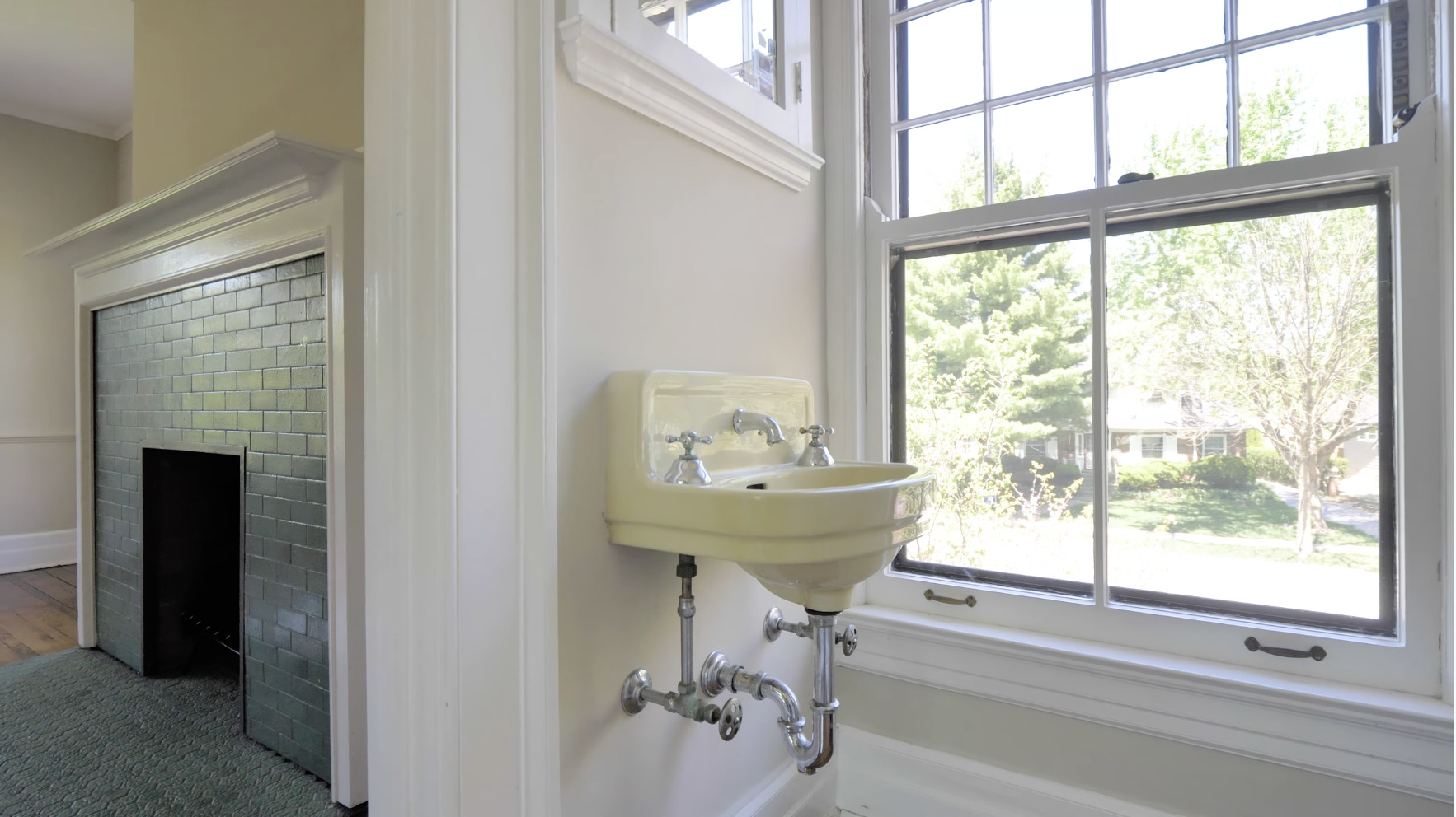 321 North Delaplaine Road Riverside, IL 60546 - Photo 37 of 52 a bathroom with a sink a bathtub and next to a window