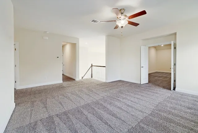 a view of empty room with a ceiling fan