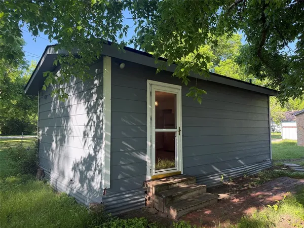 $895 | 117 Bowie Street, Clyde, TX 79510