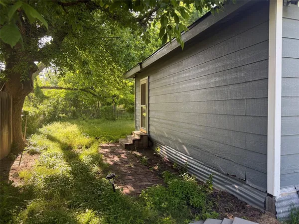 $895 | 117 Bowie Street, Clyde, TX 79510