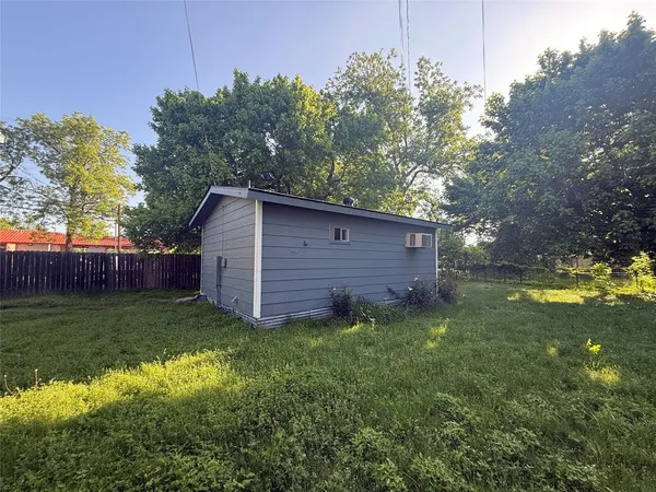 $895 | 117 Bowie Street, Clyde, TX 79510