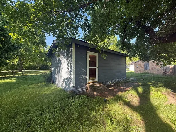 $895 | 117 Bowie Street, Clyde, TX 79510