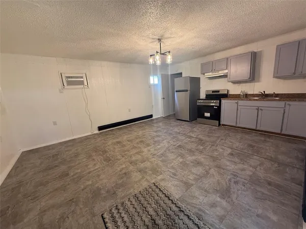 $895 | 117 Bowie Street, Clyde, TX 79510