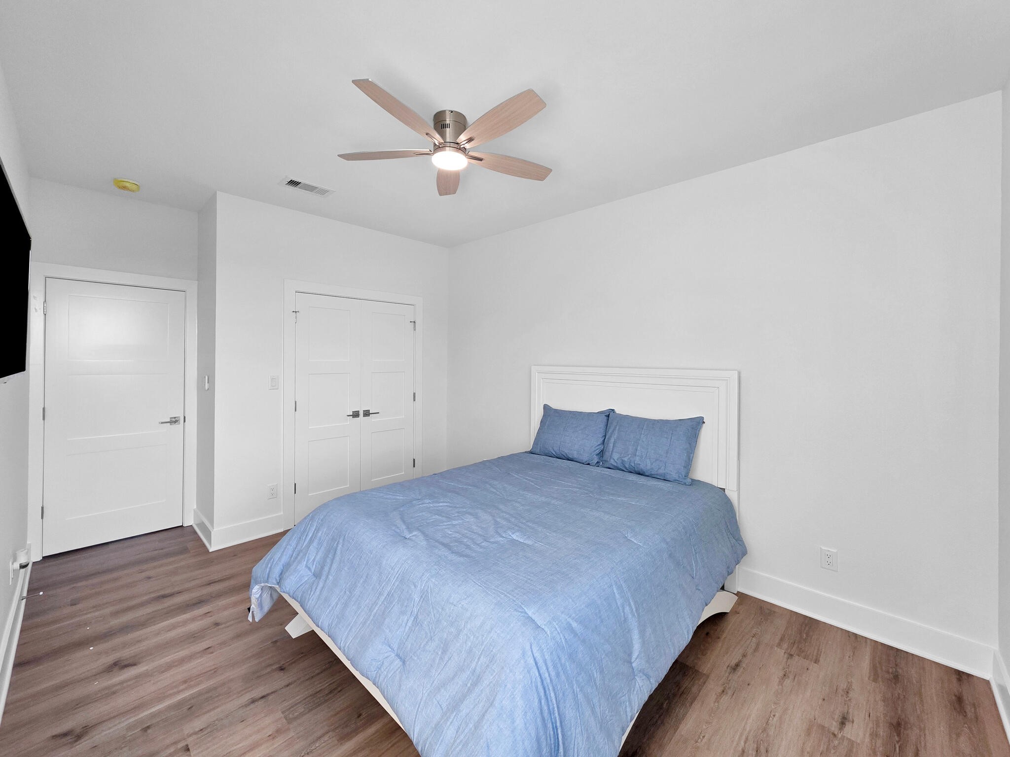 1221 Gulf Road Crystal Beach, TX 77650 - Photo 33 of 48 a bedroom with a bed and a potted plant