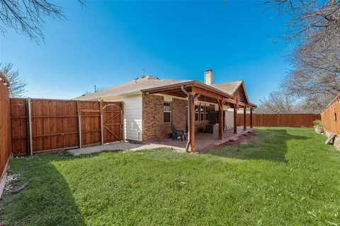 a view of a house with backyard and porch