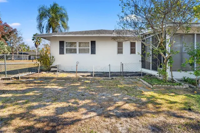 a view of a house with backyard and plants