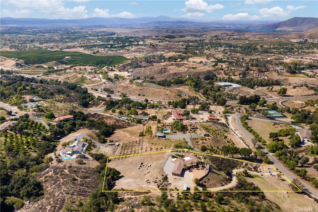 38345 Chaparral Drive Temecula, CA 92592 - Photo 43 of 43 a view of a city with a lake